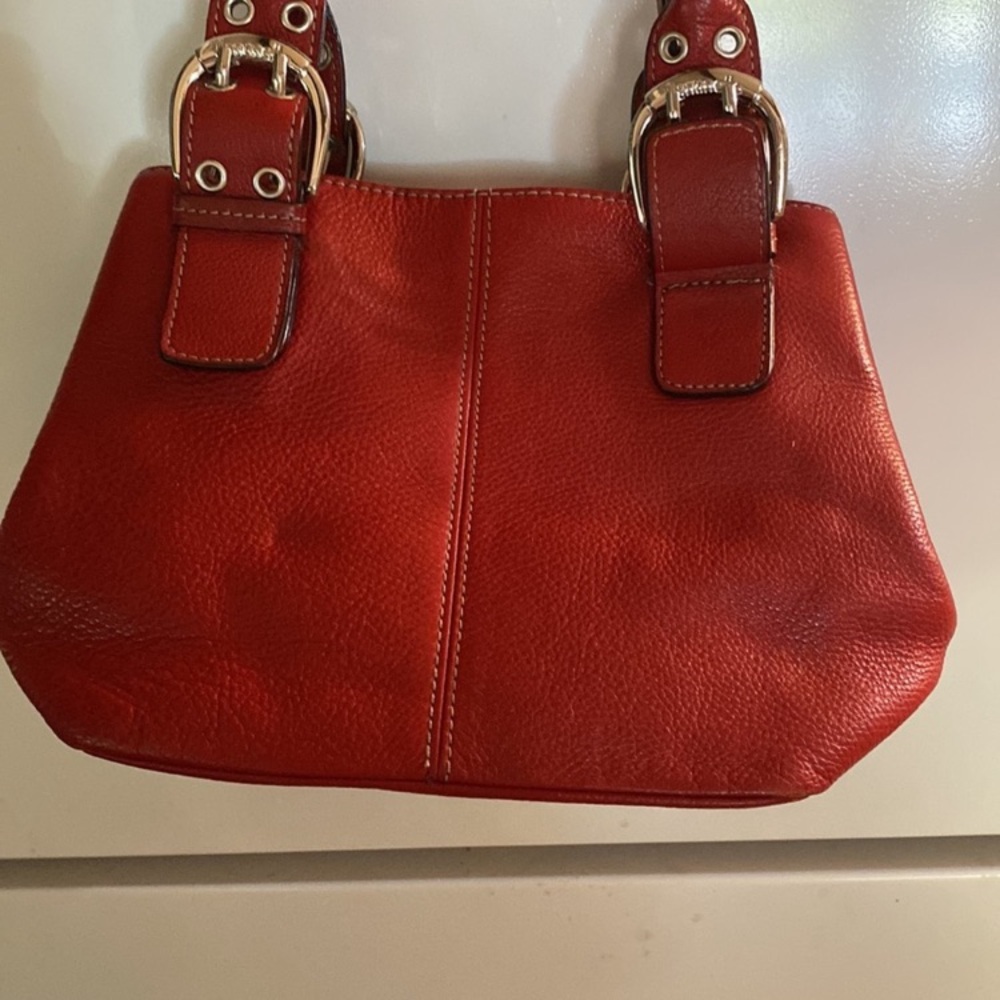 🎉Tignanello Red or balck Pebbled Leather Tote with Polished Hardware
Like new - Picture 2 of 8